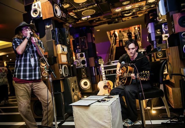 Eye0pener's tweet photo. Josh Klinghoffer with Bob Forrest as @_BicycleThief in Palm Springs about 10 years ago. Would love to see them playing a show somewhere. 

📸 @Nate_Pottker 

#joshklinghoffer #pluralone #bobforrest #thebicyclethief #theloniousmonster @Pluralone1 @BobForrestMusic https://t.co/GmN3cfwnOi