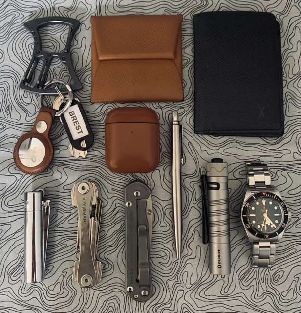 everydaycarry's tweet photo. Sèng makes his classy #EDC more durable with a selection of metal essentials, but he keeps the heft manageable by opting for a handful of titanium tools. https://t.co/Reh5W1LjXe