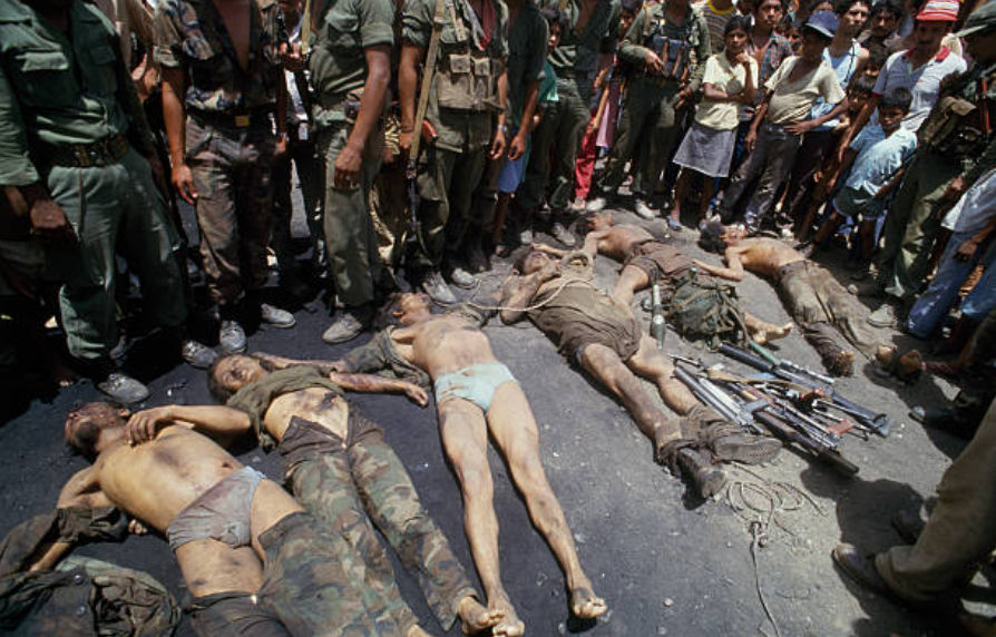 No es Hamas, son los Sandinistas! Cuerpos de Nicaragüenses alineados con la 'contra', torturados, asesinados y exhibidos sus cuerpos públicamente por los sandinistas. Ubicación: Quilalí Foto: Jason Bleibtreu