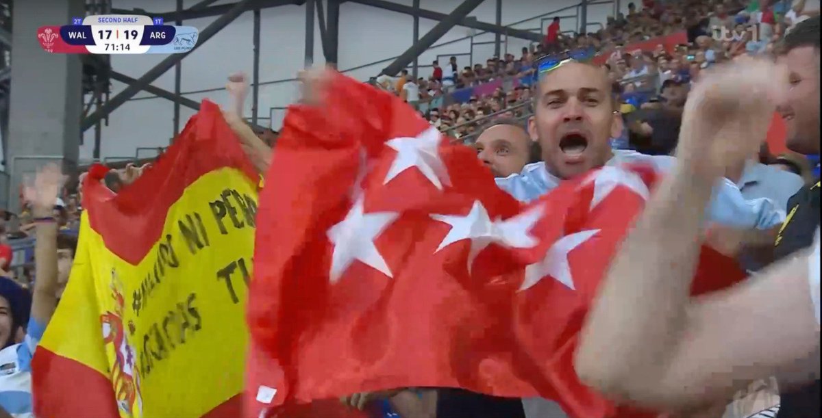 🧐 «Ni olvido ni perdón. Gracias, Tiki». Visto en Marsella. Esta tarde. Por la TV, para todo el mundo.