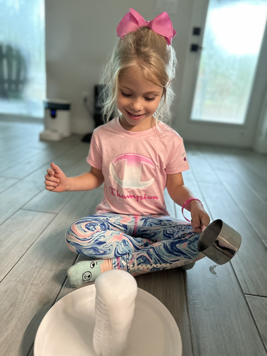 We love Emily’s Wonder Lab so much we needed to do an experiment of hers at home!! <a href="/TheSpaceGal/">Emily Calandrelli</a> My 4 year old can tell me about chemical reactions and mixtures now 😂 🧬 🥽🩷 #neverstoplearning