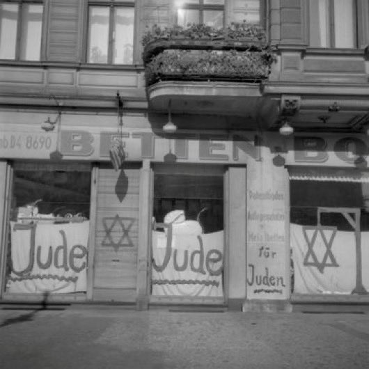 agusantonetti's tweet photo. 🇮🇱🇵🇸 | Activistas palestinos en Berlin están comenzando a marcar los hogares en donde viven personas judías. Esto es tenebroso. Recuerda a la noche de los cristales rotos en 1938 donde miles de hogares judios amanecieron marcados de una forma similar. Nunca más.

#WeRemember https://t.co/9v4KtOv6Vt