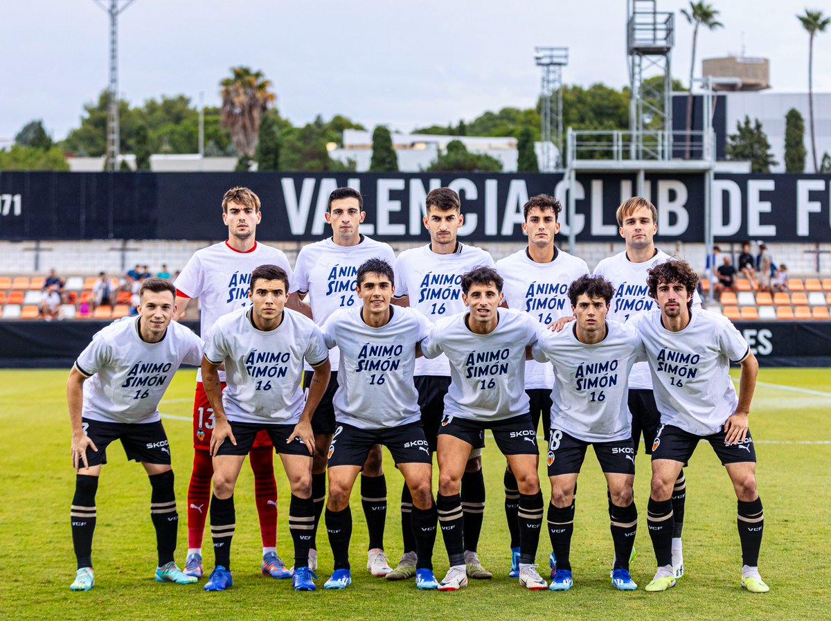 Academia_VCF's tweet photo. 👕 El #VCFMestalla ha mandado un mensaje de ánimo a @simonperezglez, recientemente lesionado de gravedad 🧡

¡Mucho ánimo, Simón! Te esperamos pronto 💪

#VCFMestallaEuropa🦇⚪️🔵 https://t.co/pK6NnnfMAm