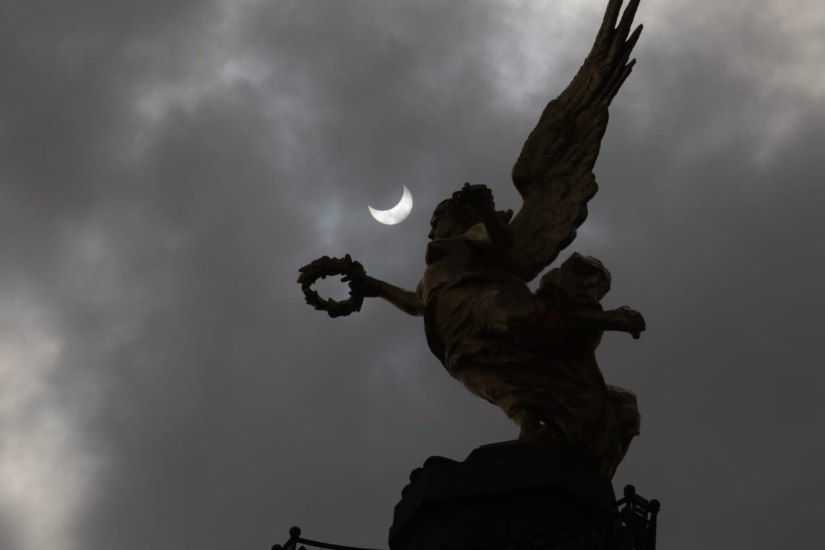 🌞🌚Así se ve el Eclipse Solar Anular desde el Ángel de la Independencia en la capital del país 
#EclipseSolarAnular 
Foto: Carlos Mejía I El Universal