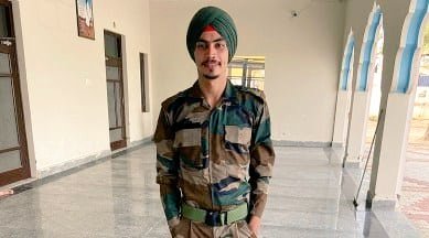 जो लोग #अग्निवीर_योजना का समर्थन कर रहे थे अब देखे उसके दुष्परिणाम
एक जवान 19साल की उम्र में शहीद हो गया
ना देह के लिए सेना की गाड़ी मिली
ना कफन के लिए तिरंगा
ना सैनिक टुकड़ी की सलामी
ना शहीद का दर्जा
मिला तो केवल अपमान😔
विरोध के वक्त फायदे गिनवाने वालो लानत है तुम पर ........