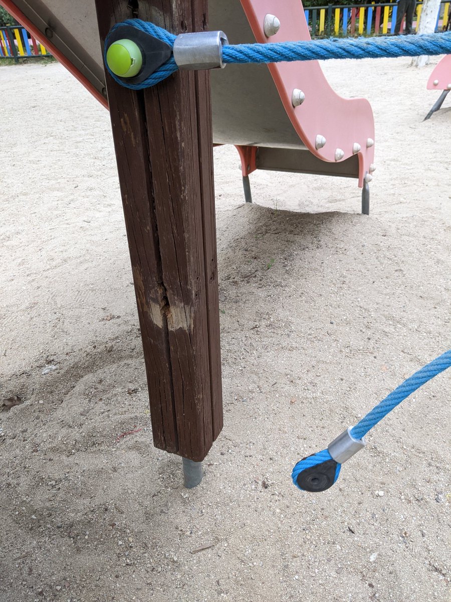 Boticaria81's tweet photo. @Lineamadrid columpio roto en el Parque Z en Moratalaz. Por favor, para que lo arreglen . Gracias https://t.co/Tqkx7coSgb