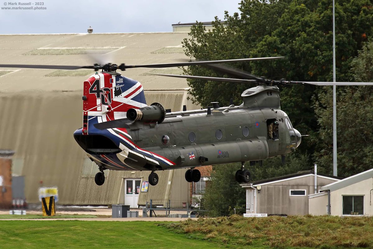There will be a little less colour around @RAF_Odiham now. Last week we landed our specially painted #Chinook40 aircraft, #ZD984, at Fleetlands, near Portsmouth, where it will undergo Depth Maintenance for several months. Thanks for flying the flag 984! 🇬🇧 📸 Mark Russell