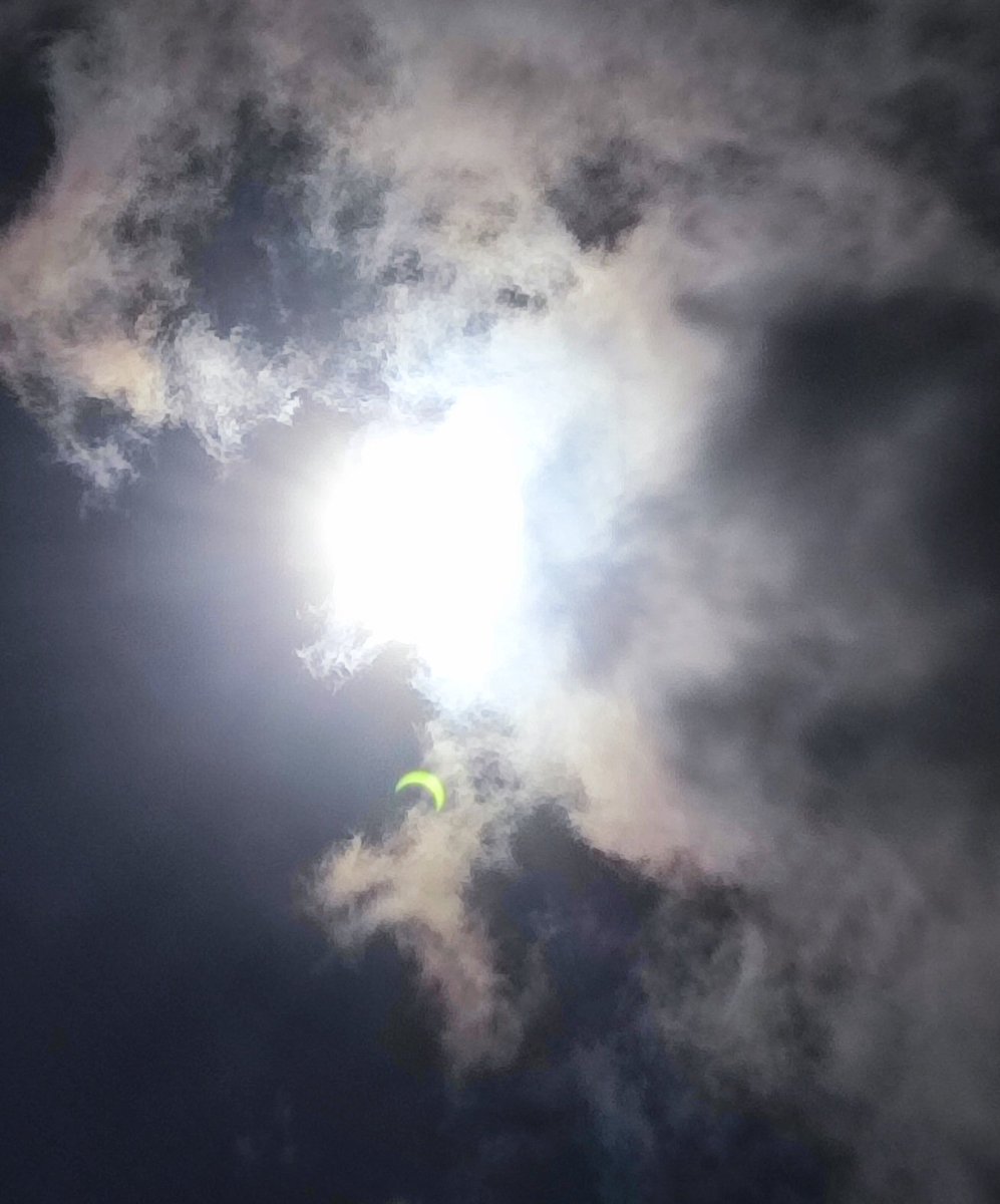 Actualización 11:01a.m. así se ve desde Mérida, Yucatán el Eclipse Anular Solar. (Reflejo del Sol en la imagen)