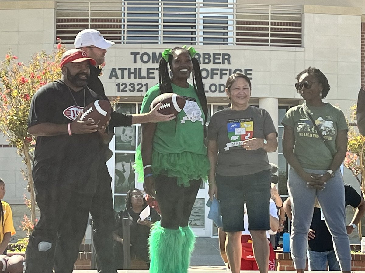 heatherturner70's tweet photo. @AliefWellness. #AliefProudDay @Martin_Mustangs @Martin_FAME1 is proud of our teachers.  Congrats to @VJones_ELA  and @MsZulmaBlanco  for winning Houston’s college football playoff extra yard teacher recognition. https://t.co/pfUkWn0COI