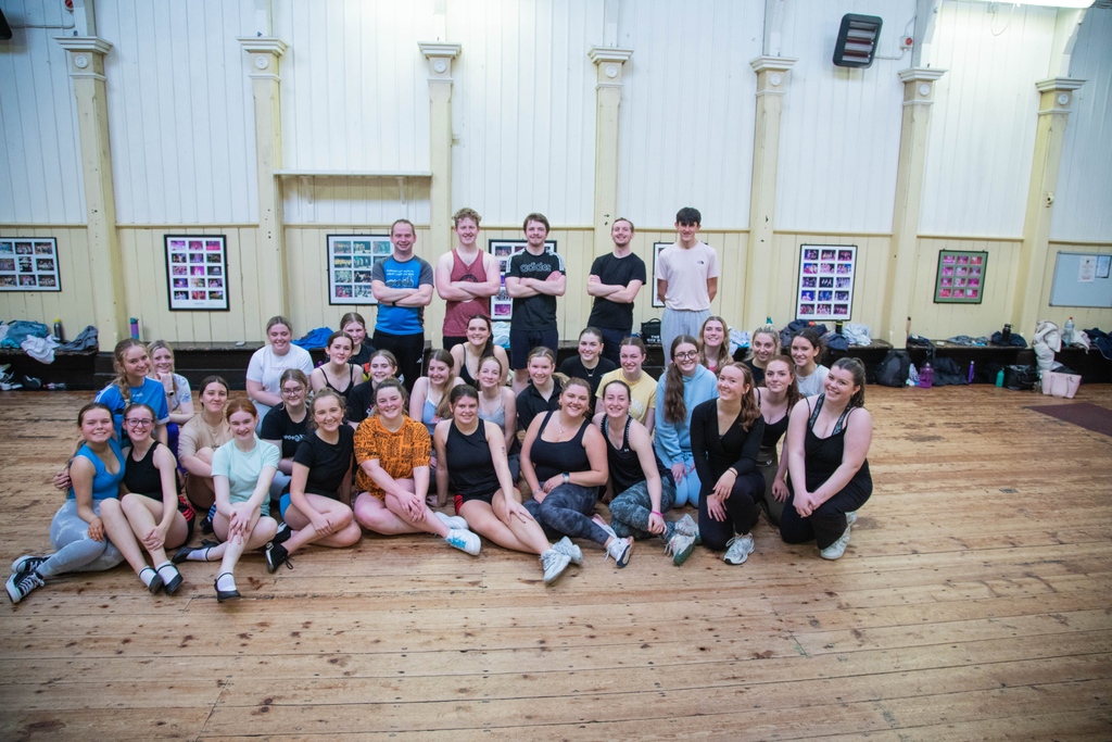 LimerickPanto's tweet photo. 5,6,7,8....... Snow White is gonna be great🍎😍

Don't worry our fantastic ensemble make up for that Dad Joke🤣

Join the Local Limerick Panto SNOW WHITE at TUS MILLENNIUM THEATRE ⁠
Dec 27th - Jan 07⁠
Tickets on Sale &amp; already flying out the door !
https://t.co/1twPMlXitc 🎟️⁠ https://t.co/1kU0SDUJd5