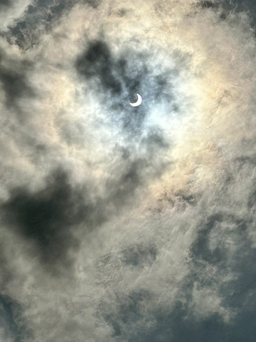 gabyportillaj's tweet photo. Desde la CDMX Colonia Juárez #EclipseSolarAnular https://t.co/na2a7t4NWZ