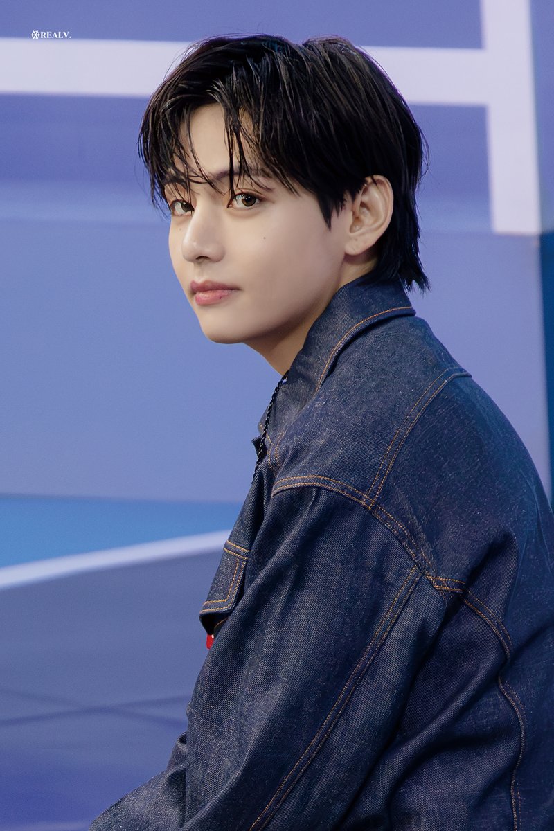 REALV1230's tweet photo. 231014 뷔크닉 고화질 HQ

와인들고 앉아있는 모습이 너무 분위기 있잖아😍

#뷔 #V #TAETAE #taehyung #태형 #김태형 #태태
#방탄소년단 #BTS #防弾少年団 #BTSV @BTS_twt https://t.co/lwxzUetsmj