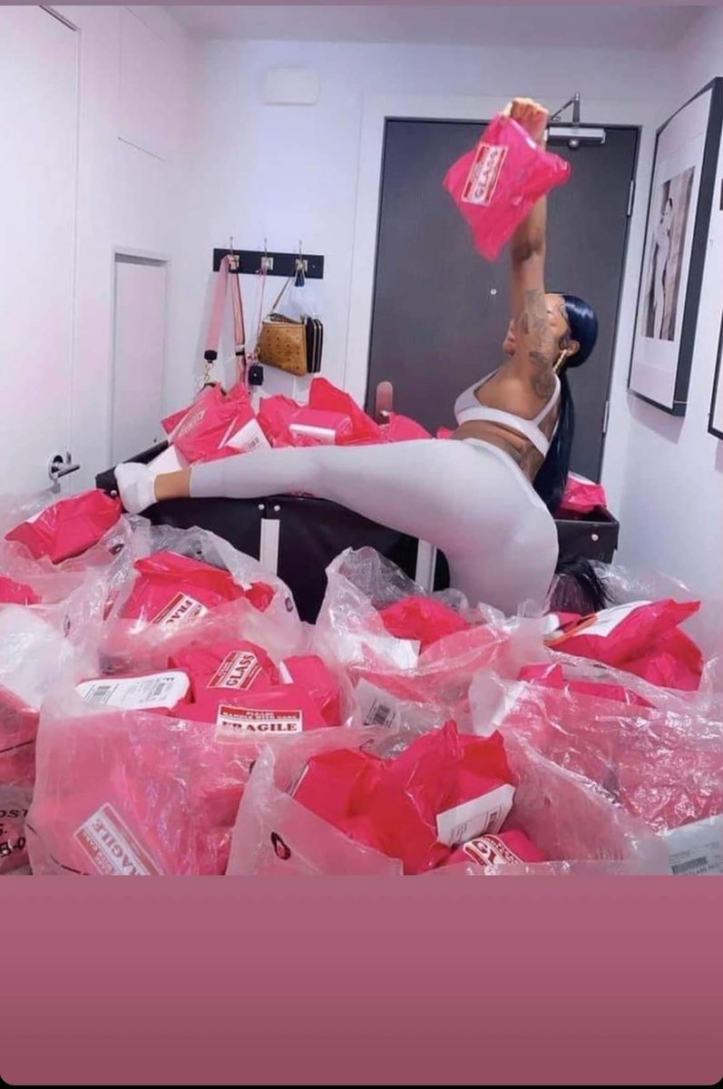 Them: What’s on your mind? 

Me:

Wealth
Manifestation 
&amp;&amp;Affirmations 

🌍🌬💙

Happy Saturnday Beloveds, I want this for you 💋