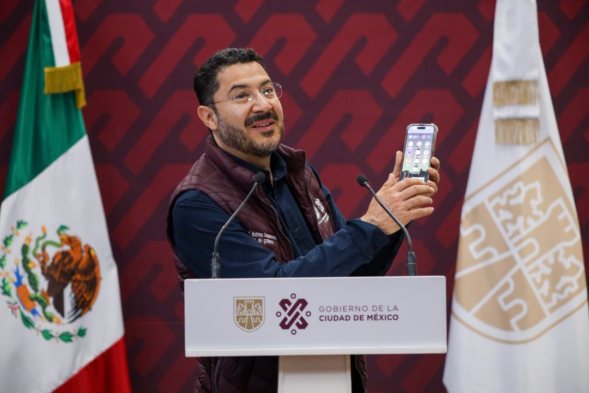 martibatres's tweet photo. ¡Se agregó un nuevo módulo a la App CDMX: Movilidad Integrada!

Ahora los usuarios que utilizan los diversos sistemas de transporte de la Ciudad de México, podrán conocer, en tiempo real, el estado de sus rutas cotidianas para evitar retrasos y contratiempos y mejorar así sus tiempos de traslado y el servicio en sus viajes. 

Este es un paso más en la revolución tecnológica que se pone al servicio de la gente.

Me acompañaron @andreslajous, @PPmerino, y @EduardoClark.

#GobiernoConAcentoSocial