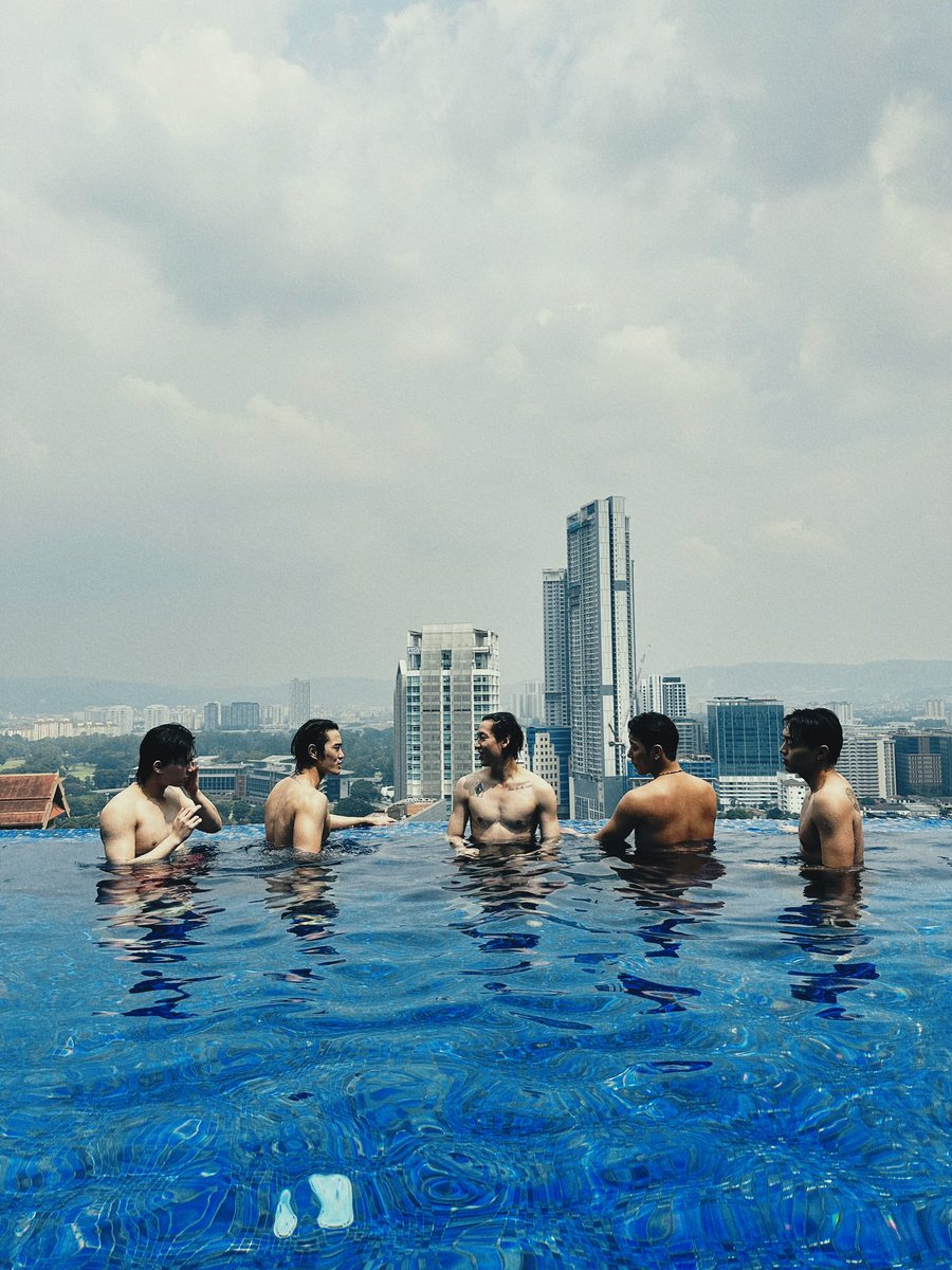 i dear you guys to look at me ONLY!!