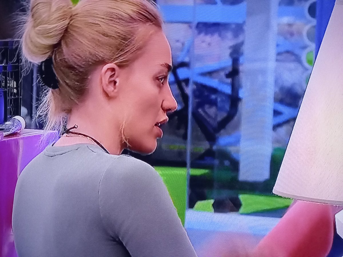 RCaruso73's tweet photo. Cos'è cara Heidi l aereo ti ha scombussolata cosa gli racconti ora al guru ? 🤣🤣🤣🤣#luzzers #balduzzi #grandefratello https://t.co/03VUQDzP7d