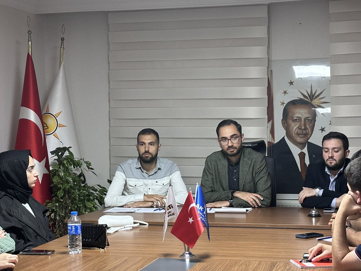 AkGenclikKmlps's tweet photo. Gençlik Kolları Olarak Haftalık Olağan yönetim kurulu toplantımızı ilçe başkanımız @yavuzyilmaz35 ’ın riyasetinde gerçekleştirdik. 

Aldığımız kararların hayırlara vesile olmasını temenni ediyoruz. https://t.co/af16W4mmnb