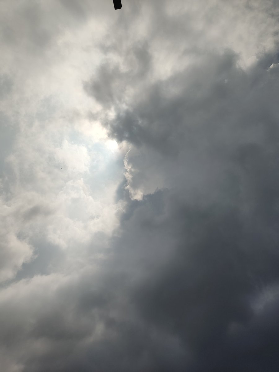 oskumer's tweet photo. Ay que bonito el eclipse 😍 #Eclipse https://t.co/7pLbsFks9B