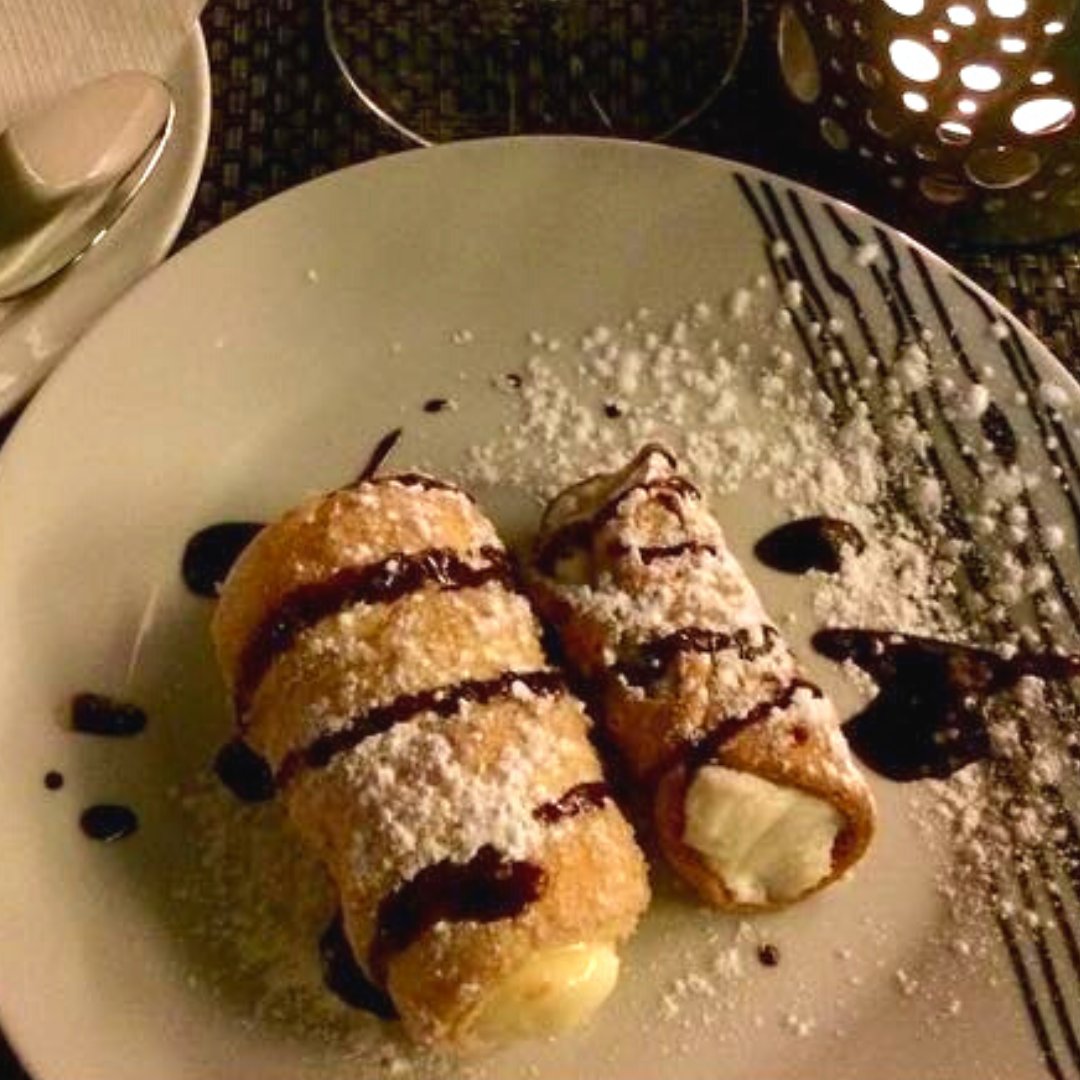 Fresh sweet ricotta, chocolate chips in a crispy pastry shell dusted with powdered sugar. Get one, or six!

Dine-in, Delivery, or Uber Eats.

#LaPiazza #LaPiazzaAllegra #hamiltoneats #eathamont #hamiltonishome #italian #italianhamilton #cateringhamilton #menu #foodhamilton #uber