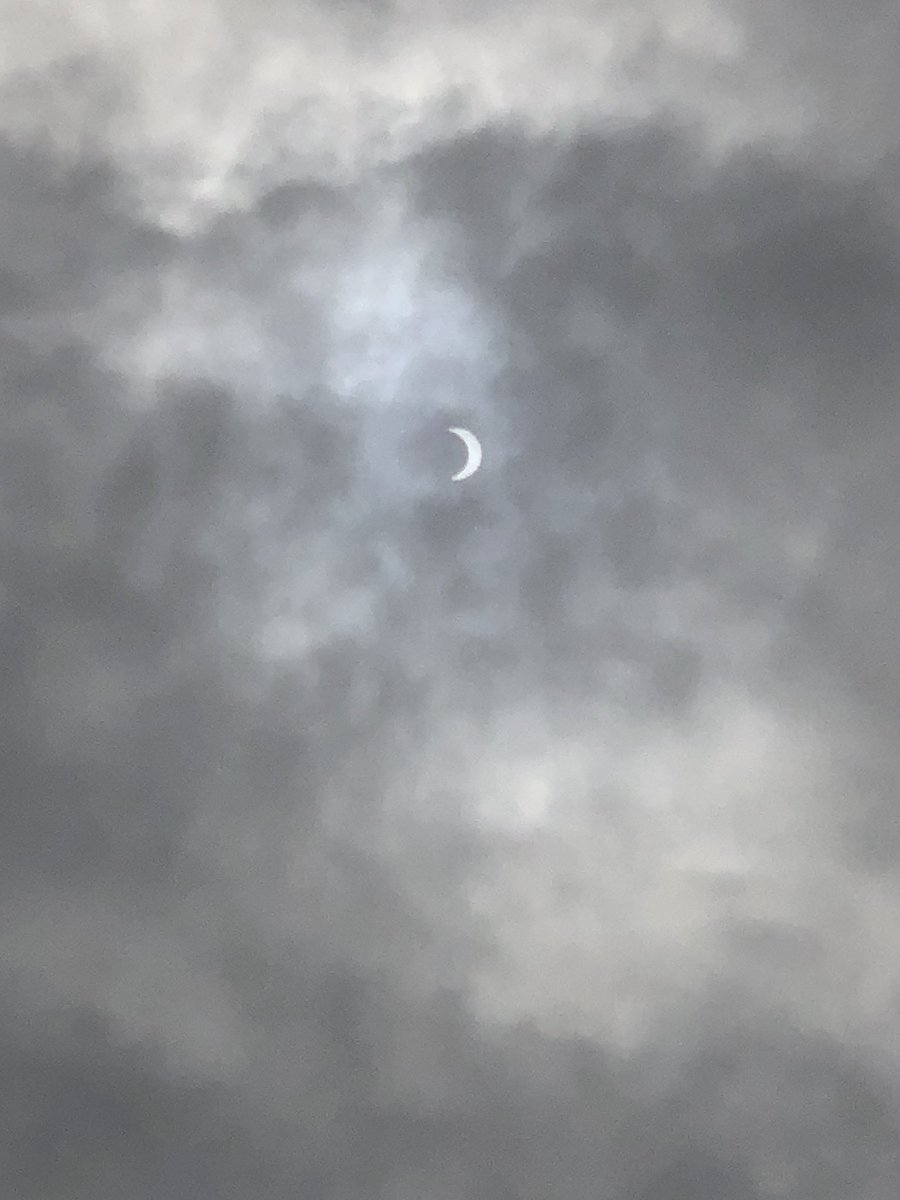 _rubenzitow's tweet photo. Filtro de nubes para el #Eclipse, desde oriente de la #cdmx @SkyAlertMx https://t.co/AxDvOuaxgM