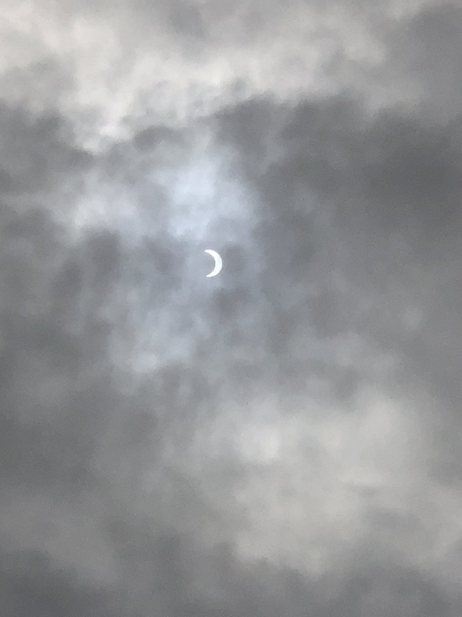 _rubenzitow's tweet photo. Filtro de nubes para el #Eclipse, desde oriente de la #cdmx @SkyAlertMx https://t.co/AxDvOuaxgM