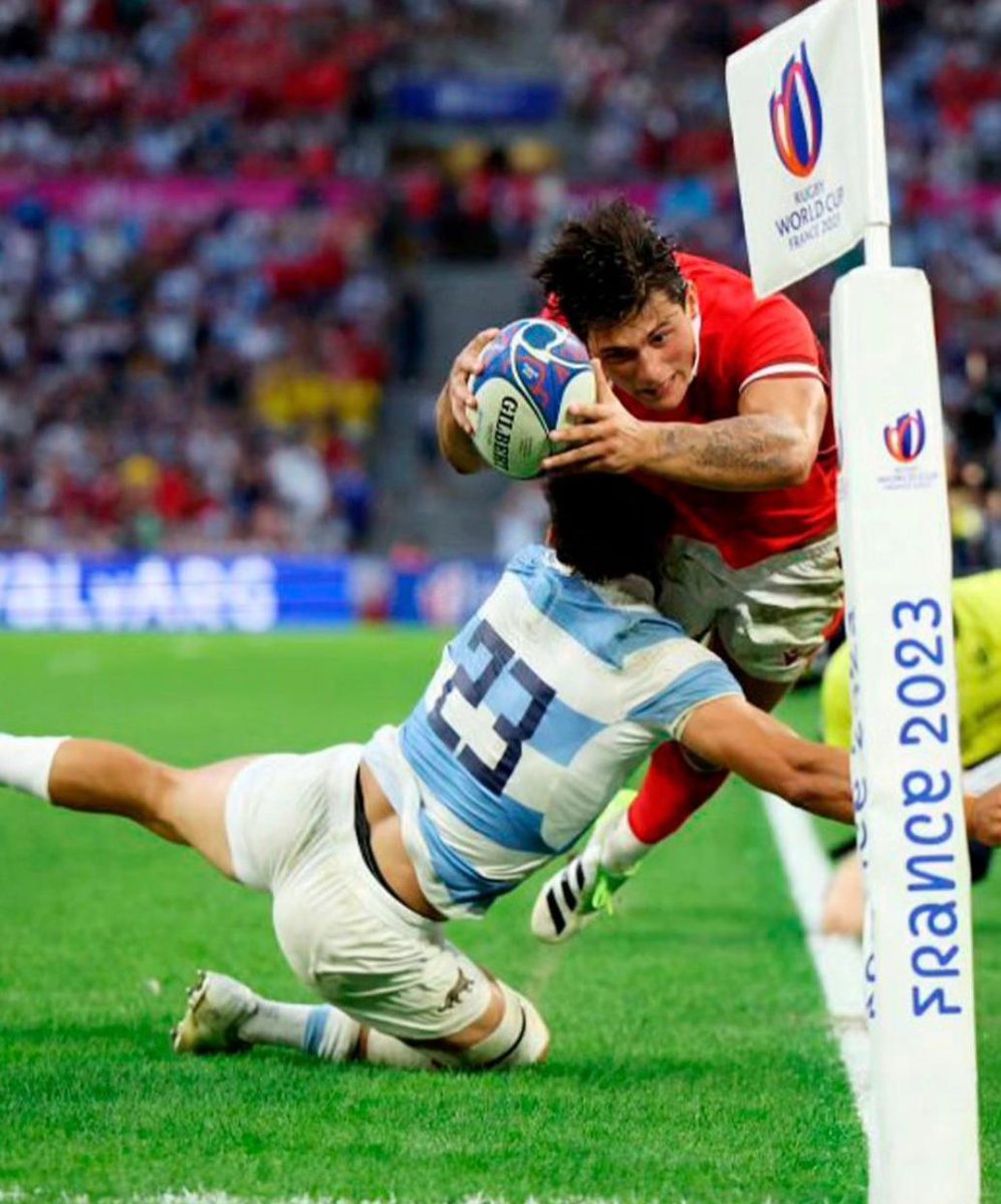 Los Pumas ya son otro equipo, que puede ganarle a una Gales dificilísima. Lo ganaron con carácter, inteligencia y la picardía de Sánchez en el try final. Inmenso Tute Moroni, el hombre de @cubarugby_vqv que  sacó al galés cuando se regodeaba en el salto al ingoal. #RugbyWorldCup