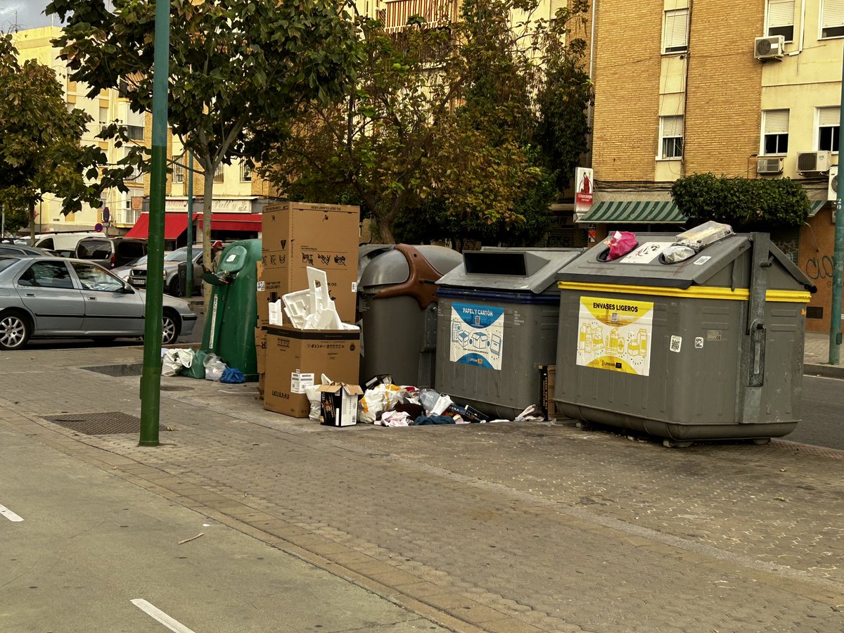 Ana_Gonzagui's tweet photo. @Ayto_Sevilla Más de dos días almacenando basura en el barrio de la Macarena. ¿Alguna solución? https://t.co/hhHwHzMB2N