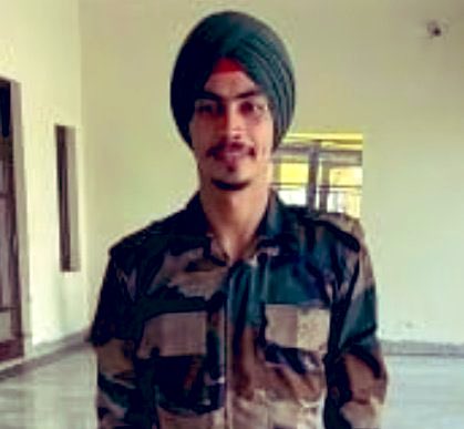 अगर आज भी कोई अग्निवीर का समर्थन करता है तो समझ जाइए उसकी आत्मा मर चुकी है और ऐसे लोगो से दूर रहने में भलाई है वरना ये आपको आत्मा को भी मार देंगे।

जो लोग #अग्निवीर योजना का समर्थन कर रहे थे अब देखे, एक जवान 19 साल की उम्र में शहीद हो गया ना पार्थिव देह के लिए सेना की गाड़ी मिली