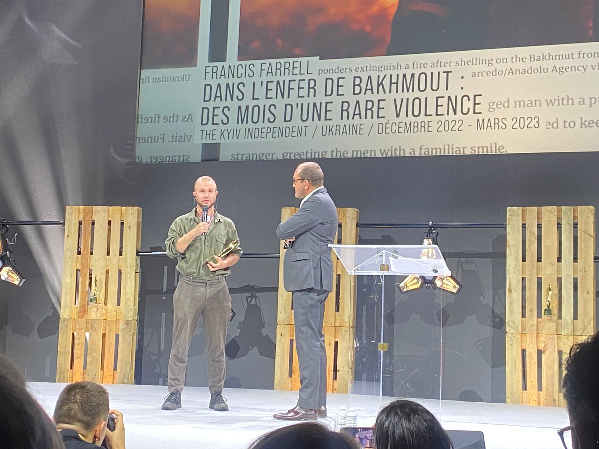 PrixBayeux's tweet photo. 🗨️ "Quand on parle d'#Ukraine, on parle de contrastes, notamment entre la ligne de front et Kiev" @francisjfarrell #PBCN2023 Lauréat Prix du Jeune Reporter (Presse écrite) 2023 📰 #PrixBayeux #Bakhmout #WarReporters #PresseEcrite https://t.co/pjMF8xQ8A2