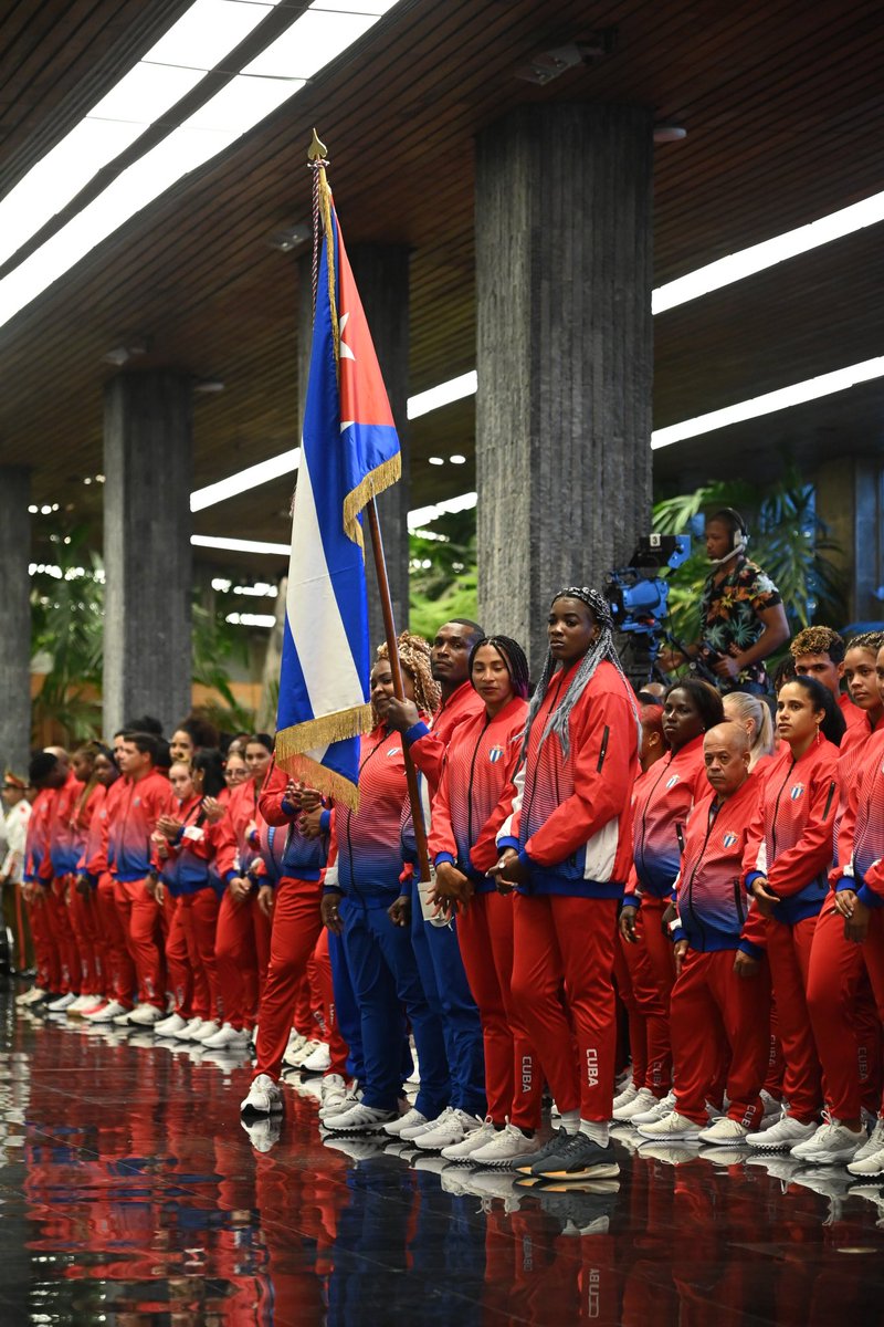 DiazCanelB's tweet photo. Ya en manos de los multimedallistas Idalys y Julio César la bandera de #Cuba  🇨🇺a los XIX Juegos Panamericanos #Santiago2023.

Adelante muchachos, lleven a #Chile la alegría que nos distingue y defiendan la historia de esta tierra de campeones. https://t.co/GLka60BUge