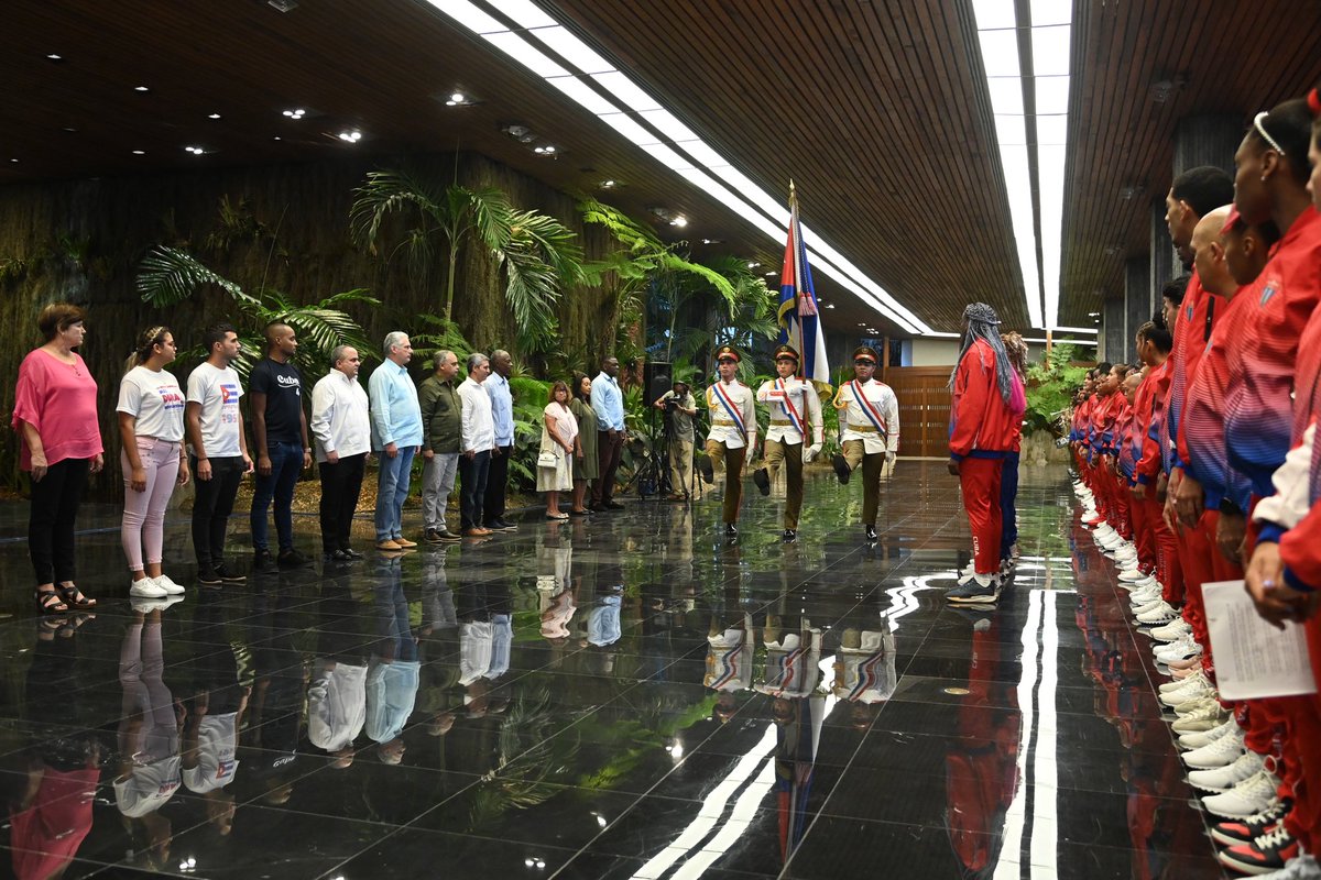 Ya en manos de los multimedallistas Idalys y Julio César la bandera de #Cuba 🇨🇺a los XIX Juegos Panamericanos #Santiago2023. Adelante muchachos, lleven a #Chile la alegría que nos distingue y defiendan la historia de esta tierra de campeones.