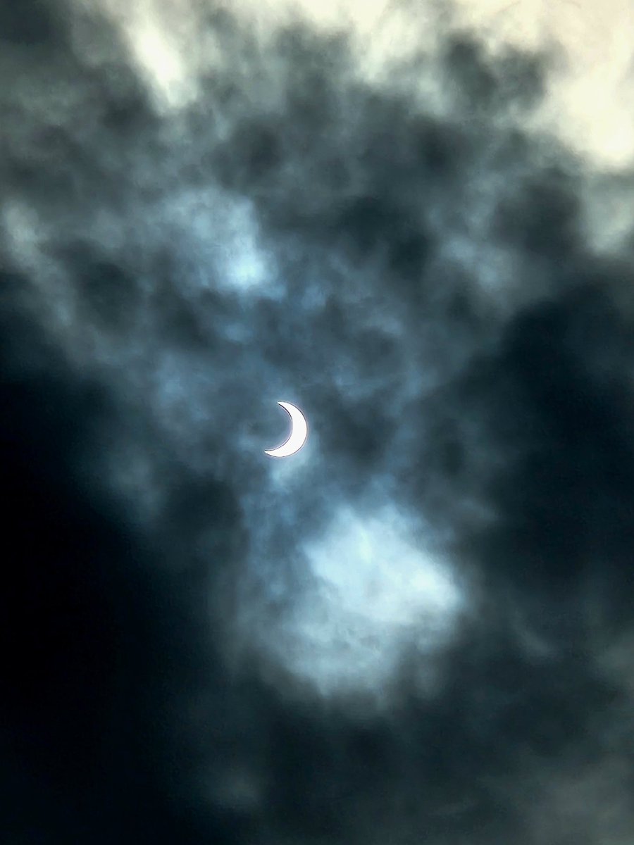 ARQ_AJCC's tweet photo. #EclipseSolar desde el norte de la #CDMX 🌙 el banco de nubes ayudó👌🏻 @SkyAlertMx @SkyAlertStorm @Popocatepetl_MX @ClimaCMX @NASA @Foro_TV @AztecaNoticias @adn40 @jaimemaussan1 https://t.co/0NQSBhQTTG