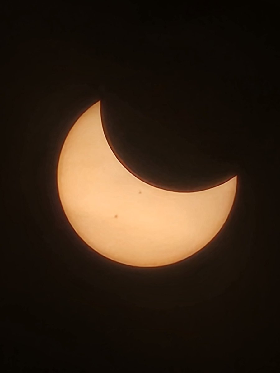 Brinopolis's tweet photo. #EclipseSolar #Eclipse #samsungcam #sunspots https://t.co/kyT3Q1GSLs