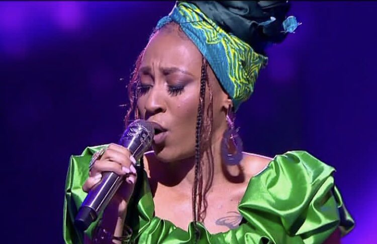 _siyamshengu's tweet photo. Sisi, you🫵🏾probably work well under pressure because how is it that from Top 6 when each person started performing 2 songs, you started going for good songs and delivering them effortlessly?😭😭#IdolsSA https://t.co/2XvCt1UGr0