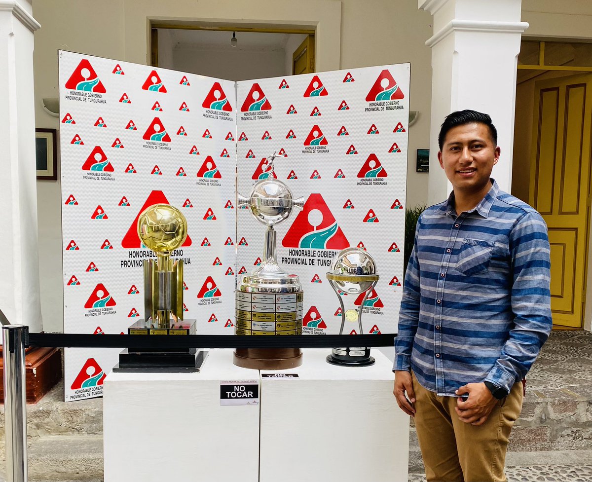 SebasVillacis8's tweet photo. 🏆 Fotografía con las copa de #LDU de Quito, aún que falta una Recopa. https://t.co/XkoUej5O8g