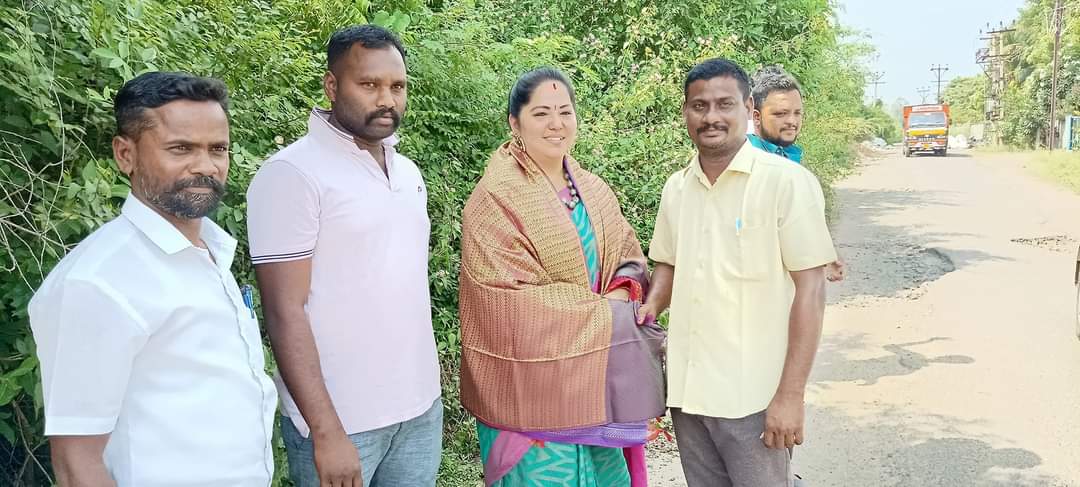 Selvapushpalata's tweet photo. அன்பு தம்பி ஷேக் அர்மான் அவர்களின்  பிறந்தநாளில் அவரை வாழ்த்தி பிறகு அவருடன் பணி செய்யும்   தோழர்களுக்கு   சிறப்பு செய்த போது.... 🌹இடம் புதுச்சேரி....

   எமது வருகையை  அறிந்து எமது கட்சி தோழர்கள்     எம்மை வரவேற்றபோது அவர்களுடைய அன்பு மழையில்   இனிமையான தருணங்கள்....... 🌹 https://t.co/Ex243wi5My