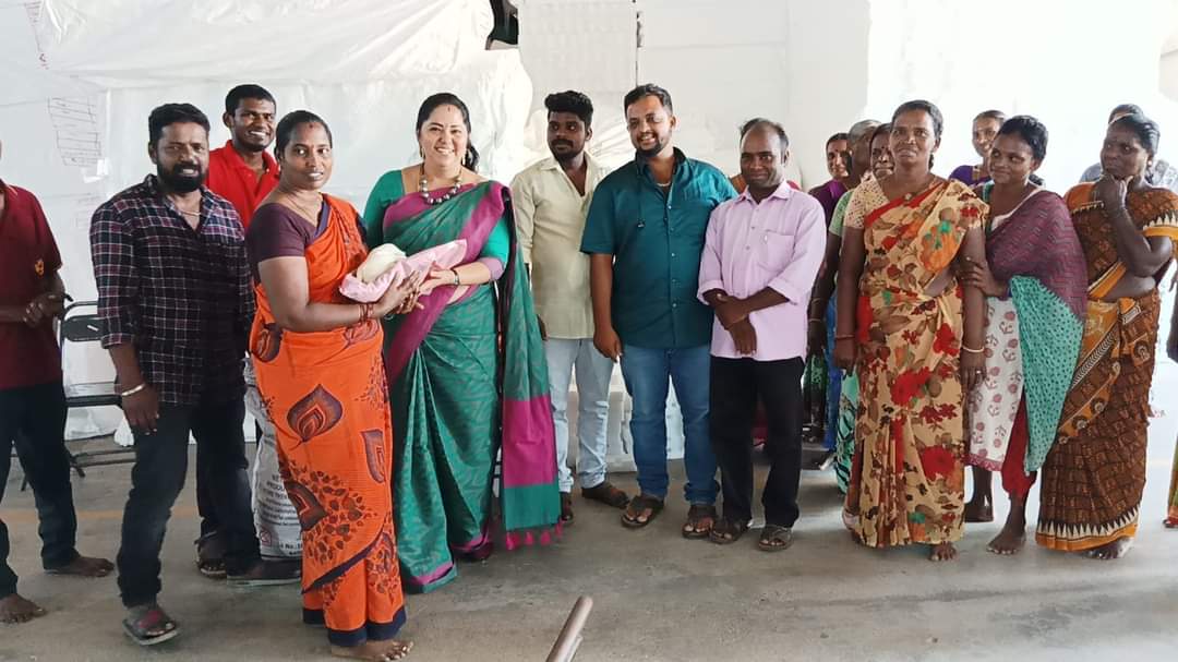 Selvapushpalata's tweet photo. அன்பு தம்பி ஷேக் அர்மான் அவர்களின்  பிறந்தநாளில் அவரை வாழ்த்தி பிறகு அவருடன் பணி செய்யும்   தோழர்களுக்கு   சிறப்பு செய்த போது.... 🌹இடம் புதுச்சேரி....

   எமது வருகையை  அறிந்து எமது கட்சி தோழர்கள்     எம்மை வரவேற்றபோது அவர்களுடைய அன்பு மழையில்   இனிமையான தருணங்கள்....... 🌹 https://t.co/Ex243wi5My