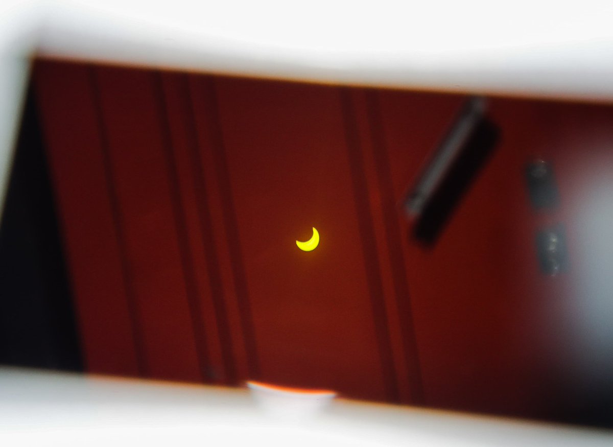 Aquí viendo el #EclipseSolar. 🌑☀️ 

Acuérdate de utilizar lentes o filtros especiales. Si lo ves directamente puedes lastimarte los ojos.

¡Está padrísimo! 

Spoiler Alert: así eclipsaremos a una el próximo año.😎