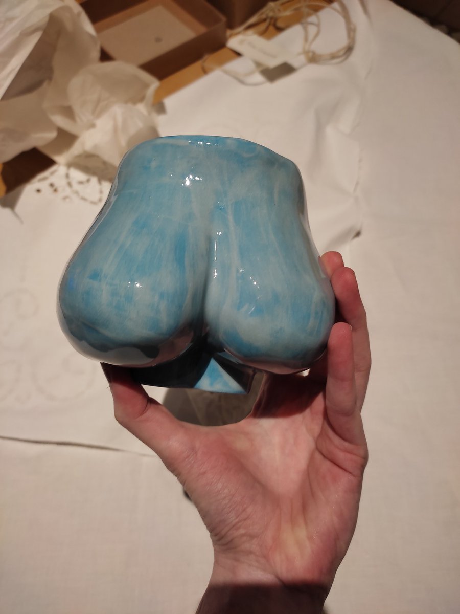 padre ha trovato un fiorellino da mettere nel vaso che ci hanno dato come bomboniera alla comunione di un parente e ora che lo usiamo come centrotavola tutti quelli che passano da casa restano incantati.
Il vaso in questione: