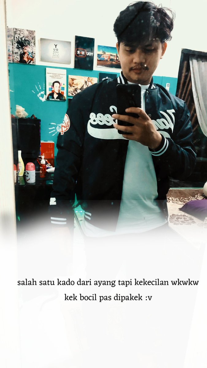 Bahar_syf's tweet photo. Ayang aku tau, jeket kerja ku itu ² aja, terus dia beliin aku jeket bomber gitu, eh tau² nya kecil tapi gpp ( minta ganti yg baru  🗿) https://t.co/a0TibITfNA