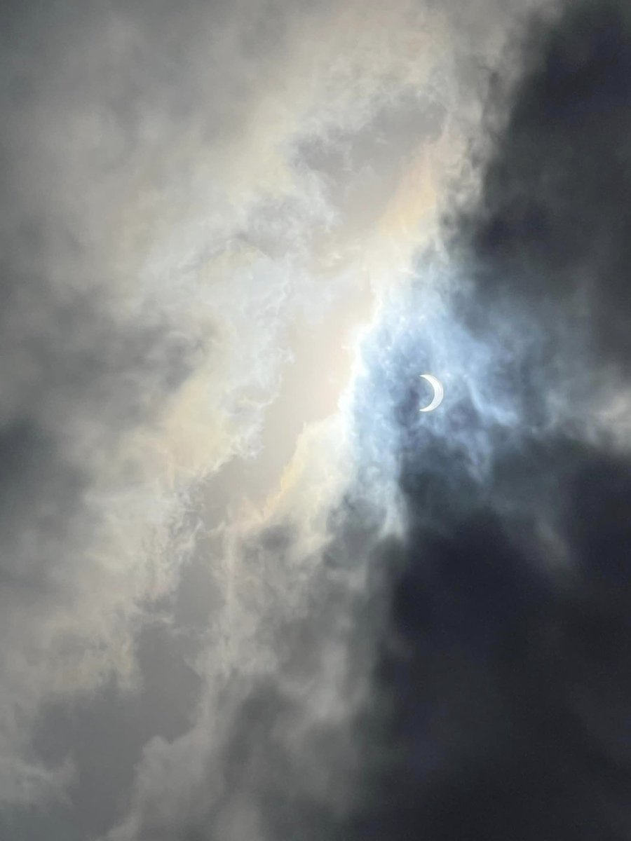 abyle_25's tweet photo. La última vez de un eclipse solar anular fue hace más de 29 años, el 10 de mayo de 1994. Hoy podemos disfrutar de este fenómeno astronómico 😍🌖🫶
#Eclipse2023 #EclipseSolarAnular2023 https://t.co/gsso1T1qEo