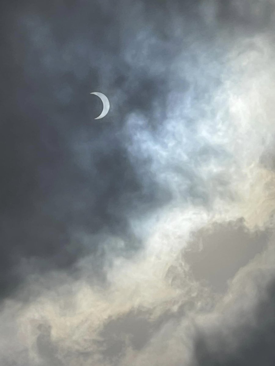 abyle_25's tweet photo. La última vez de un eclipse solar anular fue hace más de 29 años, el 10 de mayo de 1994. Hoy podemos disfrutar de este fenómeno astronómico 😍🌖🫶
#Eclipse2023 #EclipseSolarAnular2023 https://t.co/gsso1T1qEo