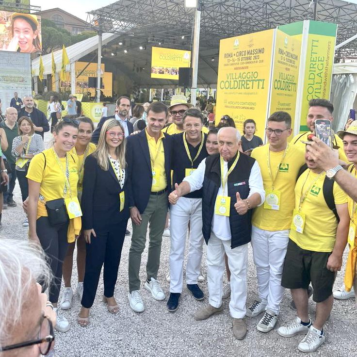 matteorenzi's tweet photo. Contento di aver abbracciato tanti amici al Circo Massimo con la Coldiretti. L’agricoltura italiana va protetta e sostenuta di più. Anche e soprattutto in Europa https://t.co/LtwKqctmus