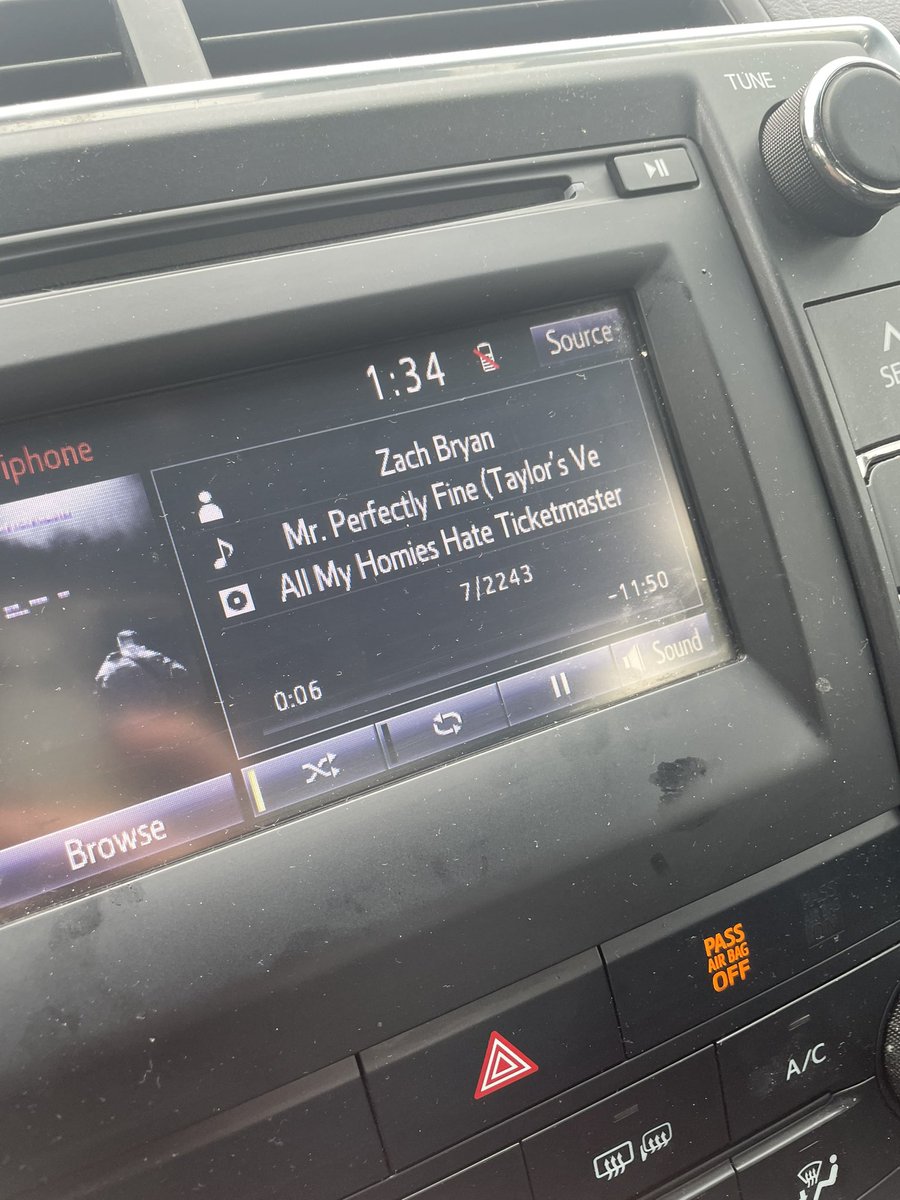 batmegg's tweet photo. Ahh, yes Zach Bryan hit songs about his break up with Joe Jonas #zachbryan #TaylorSwift https://t.co/gyM9WeUils