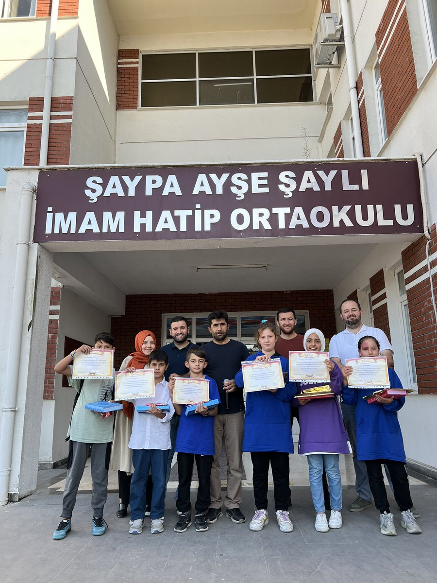 Okulumuzda Kuranı Kerim’e geçen öğrencilerimize Kuranı Kerim’e Geçiş Belgeleri ve hediyeleri verilmiştir. Emeği geçen öğretmenlerimize teşekkür ederiz