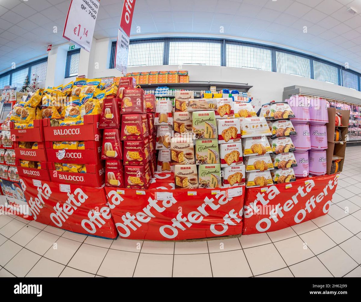 cammarata_lee's tweet image. Il mondo sta andando a puttane e sugli scaffali, oggi 14 ottobre, sono comparsi i primi panettoni. Mangiate, strafogatevi polli in batteria che il mangime è già nelle pastoie. Tra una fetta di panettone e pandoro leggete i giornali e guardate la #Merlino o la #DeGirolamo