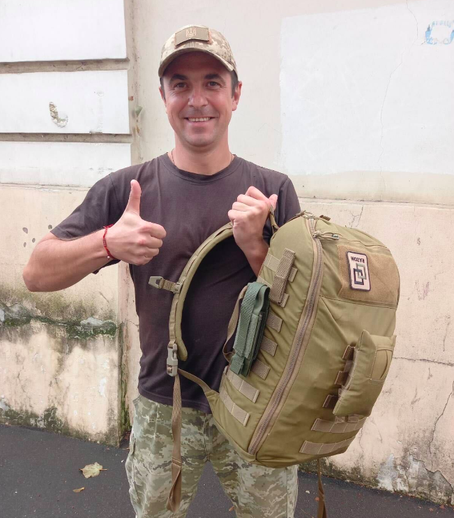 razomforukraine's tweet photo. 👍 Hello from a newly trained Ukrainian combat medic! Thanks to your donations, we were able to supply him and each graduate of his @TridentDefUKR program with a tactical medical backpack. This is the fifth cohort of new medics we've been able to support! https://t.co/yuVd298zVN