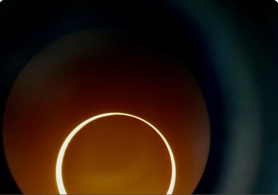 OnceNoticiasTV's tweet photo. 🌙#Eclipse2023 | Momento imborrable y una experiencia privilegiada. Aquí desde el #CVDR #Campeche, cuando en punto de las 11:22 se formó el aro de fuego.
#OnceNoticias🔻 https://t.co/ztbKsukUQb
