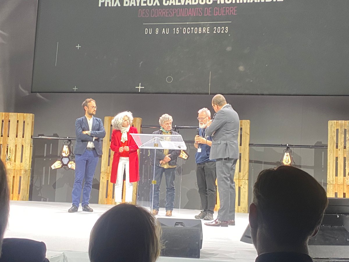 🗨️ "On a créé un collectif pour lever de l'argent et aider de jeunes journalistes" Didier François, <a href="/elias_edouard/">ELIAS Edouard</a> <a href="/PatrickChauvel1/">Patrick Chauvel</a> <a href="/karenlajon/">karen lajon</a> (<a href="/frog_of_war/">Didier François</a>) #PBCN2023 #PrixBayeux