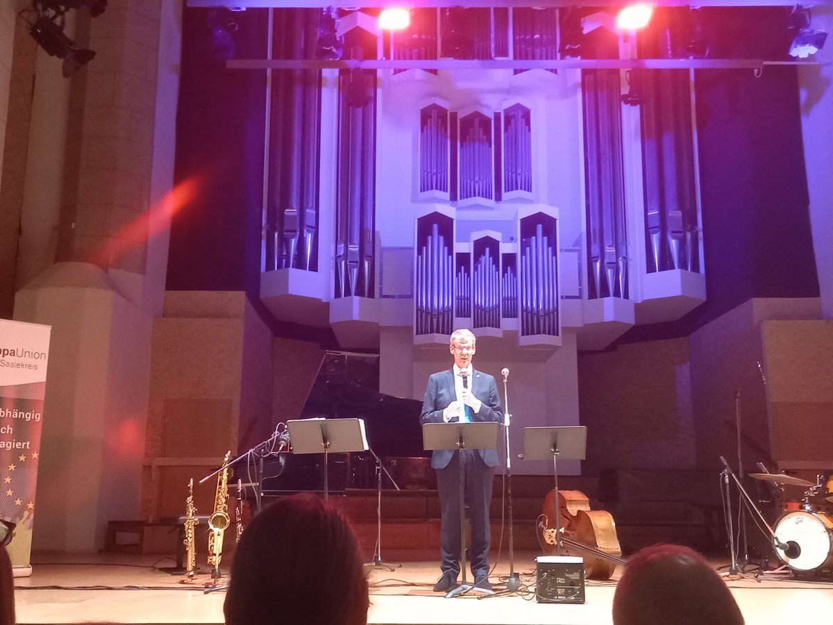 Egbert Geier, Bürgermeister der Stadt Halle (Saale), begrüßt die Delegierten beim Abendempfang in der Konzerthalle Ulrichskirche. Die 🇪🇺europafreundliche Stadt wird künftig Standort des Zukunftszentrums für Deutsche Einheit und Europäische Transformatio sein. #EUDBuko #HalleSaale